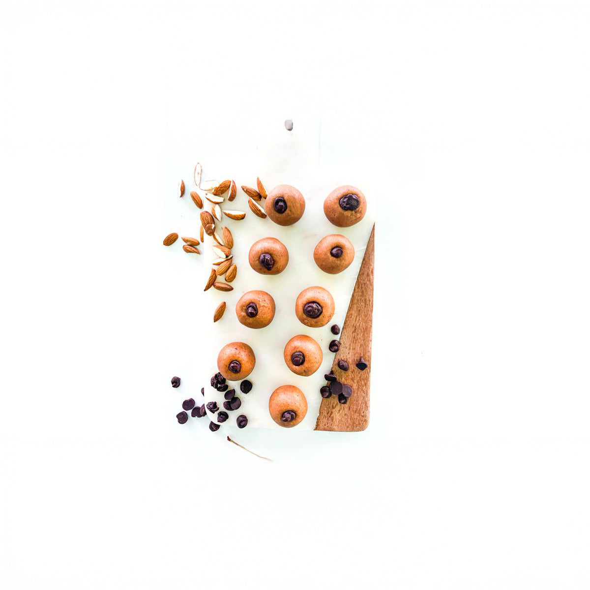 كرة زبدة اللوز