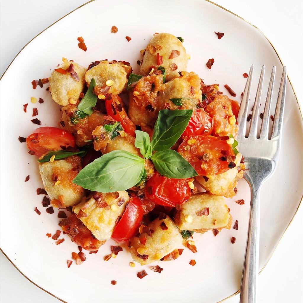 نيوكي القرنبيط بصلصة بومودورو