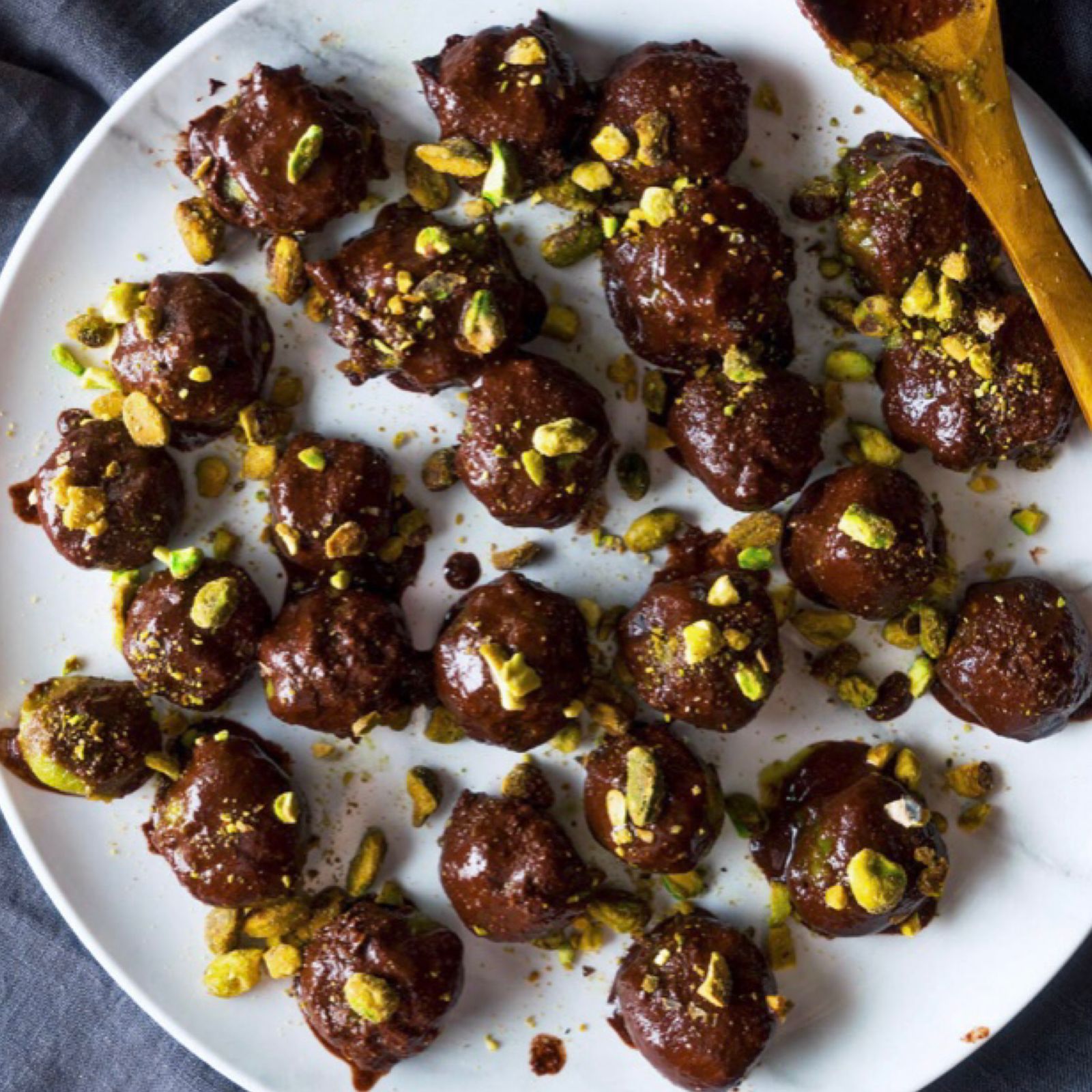 كرة الفستق و الشوكولاتة